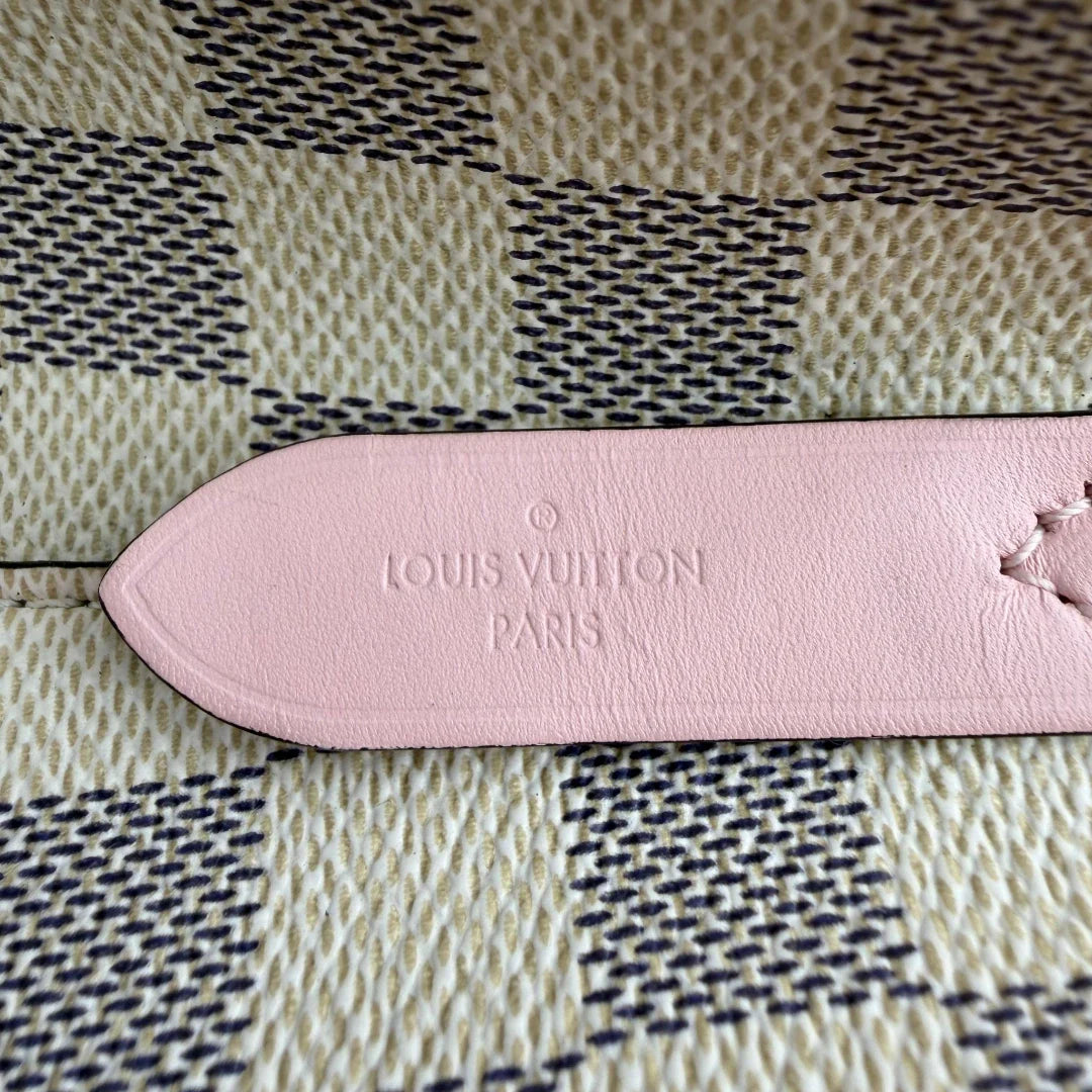 https://cdn.shopify.com/s/files/1/0564/9376/8855/files/Louis_Vuitton_Schultertasche_NeoNoe_MM_Damier_Azur_weiss_vintage_LV5887.webp?v=1778153869