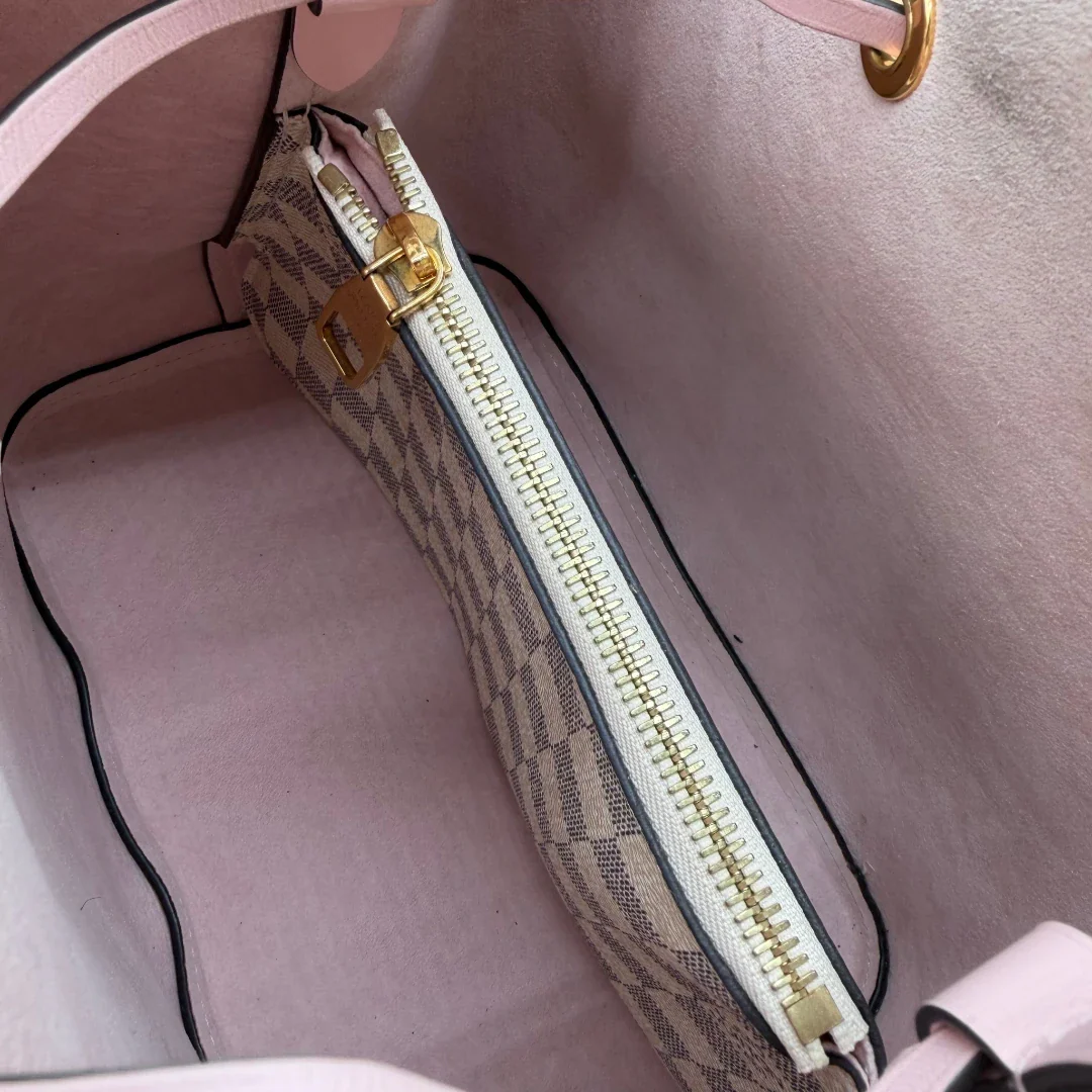 https://cdn.shopify.com/s/files/1/0564/9376/8855/files/Louis_Vuitton_Schultertasche_NeoNoe_MM_Damier_Azur_weiss_vintage_LV5889.webp?v=1778153869
