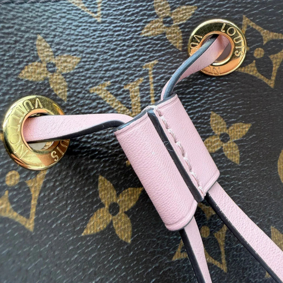 https://cdn.shopify.com/s/files/1/0564/9376/8855/files/Louis_Vuitton_Schultertasche_NeoNoe_MM_monogram_braun_11.webp?v=1781773476