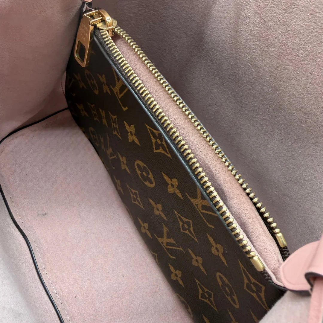 https://cdn.shopify.com/s/files/1/0564/9376/8855/files/Louis_Vuitton_Schultertasche_NeoNoe_MM_monogram_braun_14.webp?v=1781773476