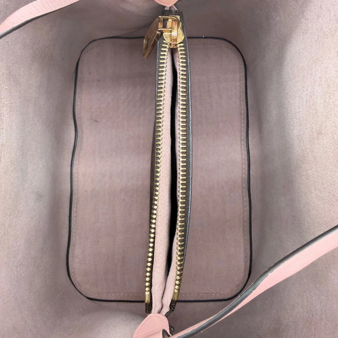 https://cdn.shopify.com/s/files/1/0564/9376/8855/files/Louis_Vuitton_Schultertasche_NeoNoe_MM_monogram_braun_15.webp?v=1781773475