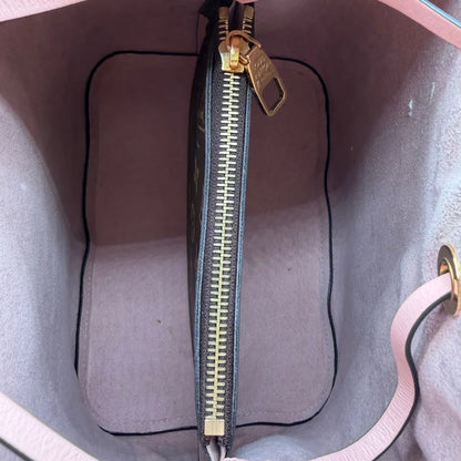 https://cdn.shopify.com/s/files/1/0564/9376/8855/files/Louis_Vuitton_Schultertasche_NeoNoe_monogram_braun_vintage_LV3597.webp?v=1774401024