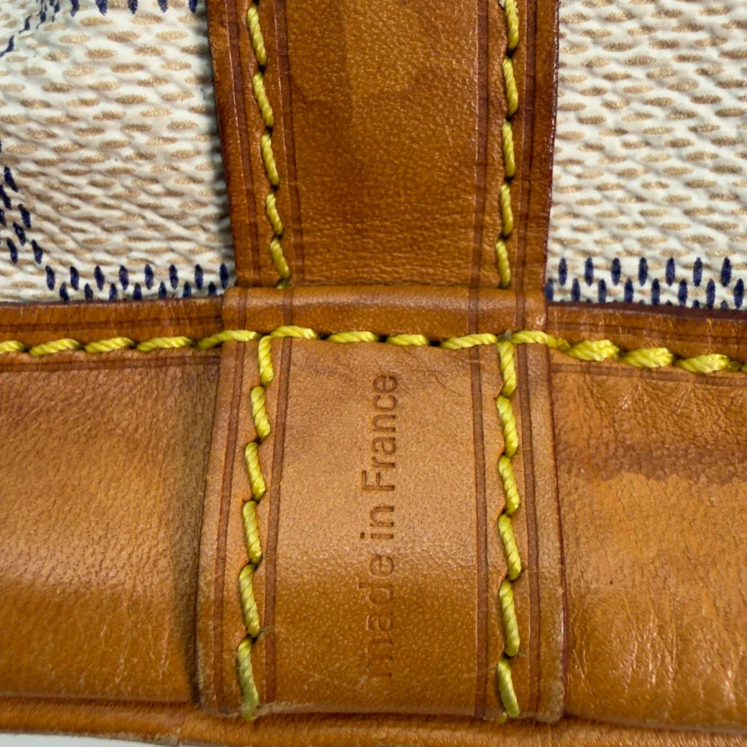 https://cdn.shopify.com/s/files/1/0564/9376/8855/files/Louis_Vuitton_Schultertasche_Sac_Noe_BB_Damier_Azur_beige_vintage_LV8697.webp?v=1781052450