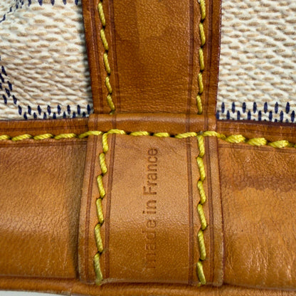 https://cdn.shopify.com/s/files/1/0564/9376/8855/files/Louis_Vuitton_Schultertasche_Sac_Noe_BB_Damier_Azur_beige_vintage_LV8697.webp?v=1781052450