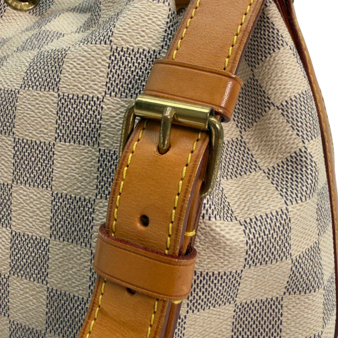 https://cdn.shopify.com/s/files/1/0564/9376/8855/files/Louis_Vuitton_Schultertasche_Sac_Noe_BB_Damier_Azur_beige_vintage_LV8698.webp?v=1781052450
