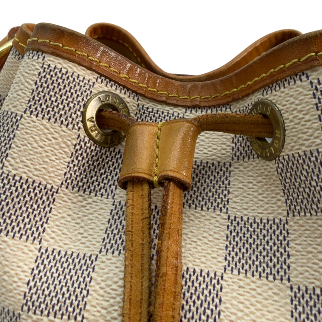 https://cdn.shopify.com/s/files/1/0564/9376/8855/files/Louis_Vuitton_Schultertasche_Sac_Noe_BB_Damier_Azur_beige_vintage_LV8699.webp?v=1781052450