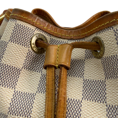 https://cdn.shopify.com/s/files/1/0564/9376/8855/files/Louis_Vuitton_Schultertasche_Sac_Noe_BB_Damier_Azur_beige_vintage_LV8699.webp?v=1781052450