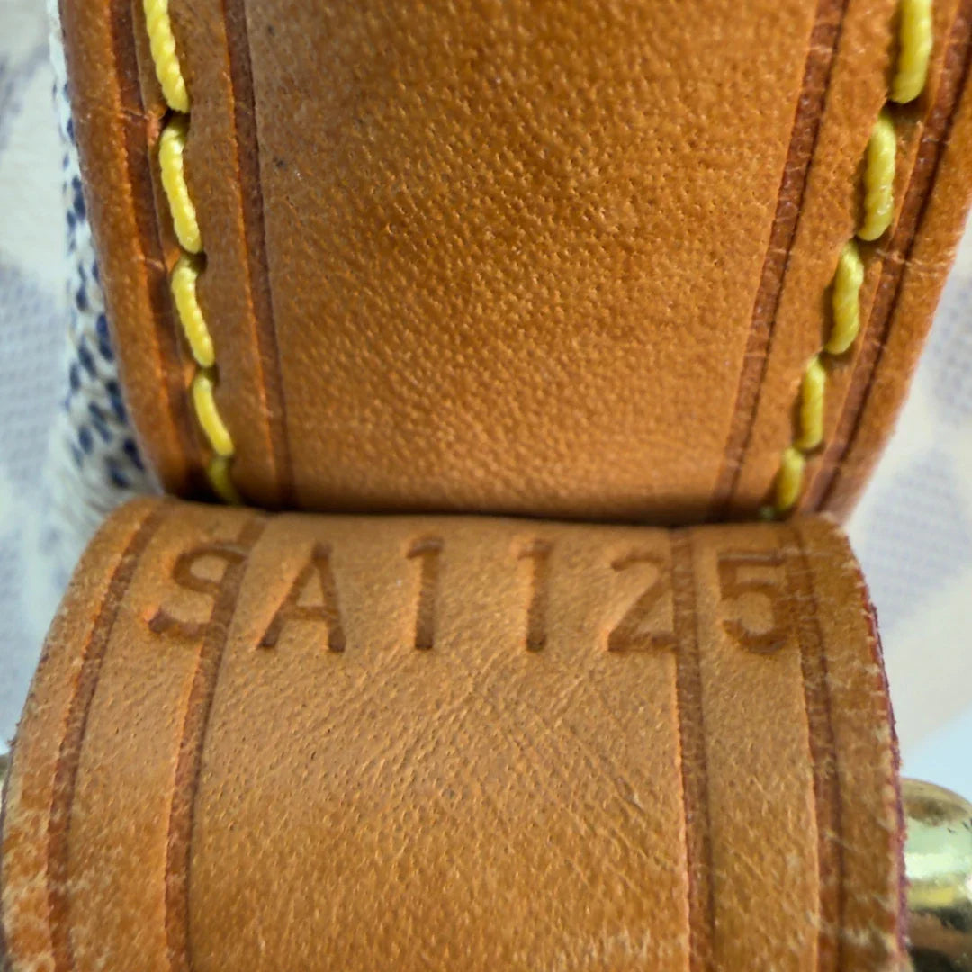 https://cdn.shopify.com/s/files/1/0564/9376/8855/files/Louis_Vuitton_Schultertasche_Sac_Noe_BB_Damier_Azur_beige_vintage_LV8700.webp?v=1781052450