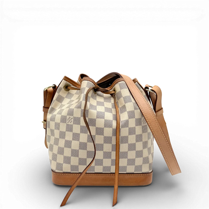 https://cdn.shopify.com/s/files/1/0564/9376/8855/files/Louis_Vuitton_Schultertasche_Sac_Noe_BB_Damier_Azur_weiss_vintage_LV_9700.webp?v=1769599474