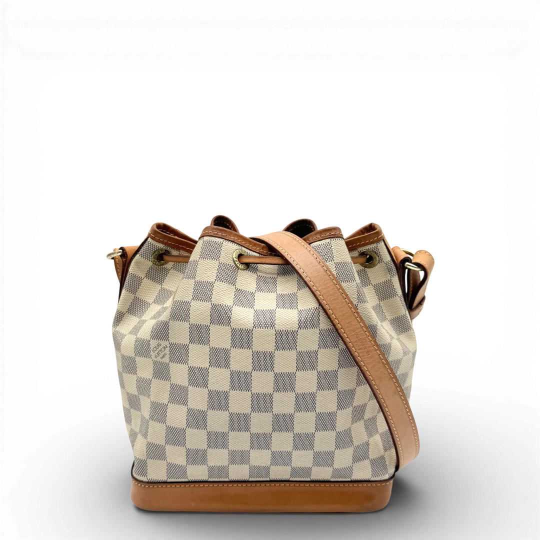 https://cdn.shopify.com/s/files/1/0564/9376/8855/files/Louis_Vuitton_Schultertasche_Sac_Noe_BB_Damier_Azur_weiss_vintage_LV_9703.webp?v=1769599410