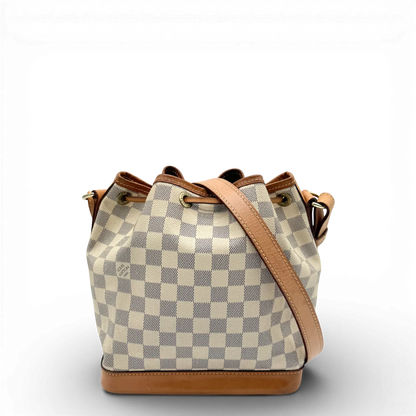 https://cdn.shopify.com/s/files/1/0564/9376/8855/files/Louis_Vuitton_Schultertasche_Sac_Noe_BB_Damier_Azur_weiss_vintage_LV_9703.webp?v=1769599410