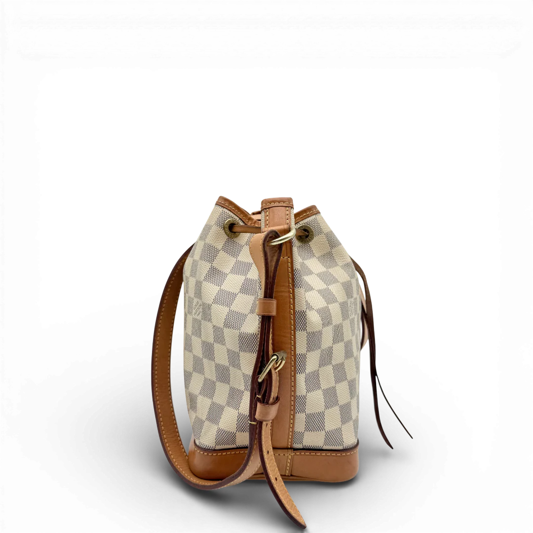 https://cdn.shopify.com/s/files/1/0564/9376/8855/files/Louis_Vuitton_Schultertasche_Sac_Noe_BB_Damier_Azur_weiss_vintage_LV_9704.webp?v=1769599409