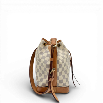https://cdn.shopify.com/s/files/1/0564/9376/8855/files/Louis_Vuitton_Schultertasche_Sac_Noe_BB_Damier_Azur_weiss_vintage_LV_9704.webp?v=1769599409
