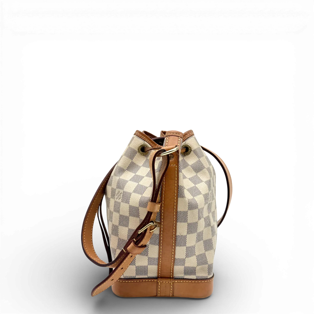 https://cdn.shopify.com/s/files/1/0564/9376/8855/files/Louis_Vuitton_Schultertasche_Sac_Noe_BB_Damier_Azur_weiss_vintage_LV_9706.webp?v=1769599409