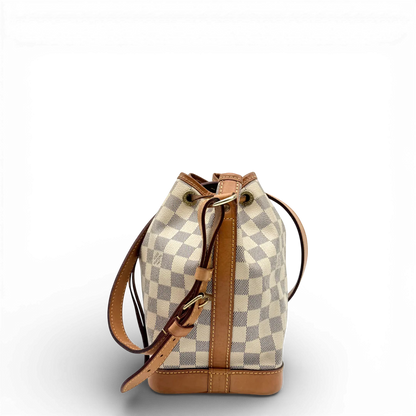 https://cdn.shopify.com/s/files/1/0564/9376/8855/files/Louis_Vuitton_Schultertasche_Sac_Noe_BB_Damier_Azur_weiss_vintage_LV_9706.webp?v=1769599409