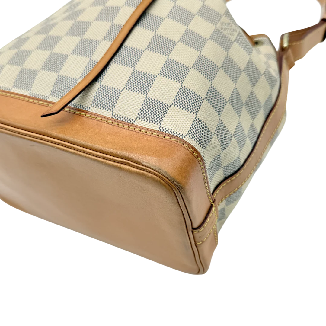 https://cdn.shopify.com/s/files/1/0564/9376/8855/files/Louis_Vuitton_Schultertasche_Sac_Noe_BB_Damier_Azur_weiss_vintage_LV_9708.webp?v=1769599410