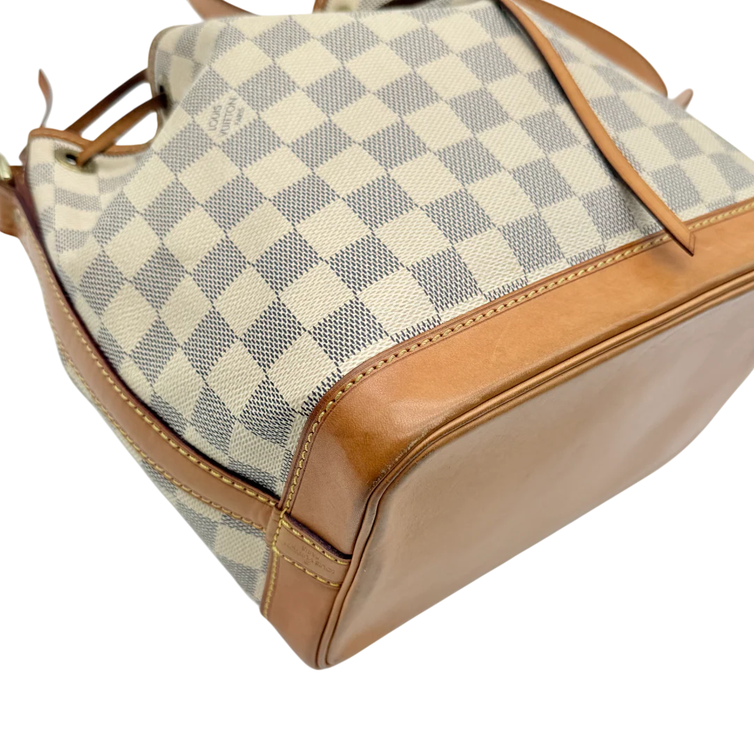 https://cdn.shopify.com/s/files/1/0564/9376/8855/files/Louis_Vuitton_Schultertasche_Sac_Noe_BB_Damier_Azur_weiss_vintage_LV_9709.webp?v=1769599410