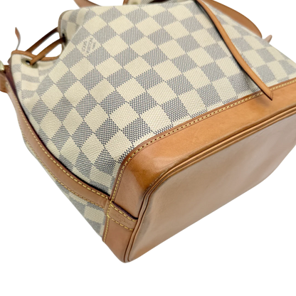 https://cdn.shopify.com/s/files/1/0564/9376/8855/files/Louis_Vuitton_Schultertasche_Sac_Noe_BB_Damier_Azur_weiss_vintage_LV_9709.webp?v=1769599410