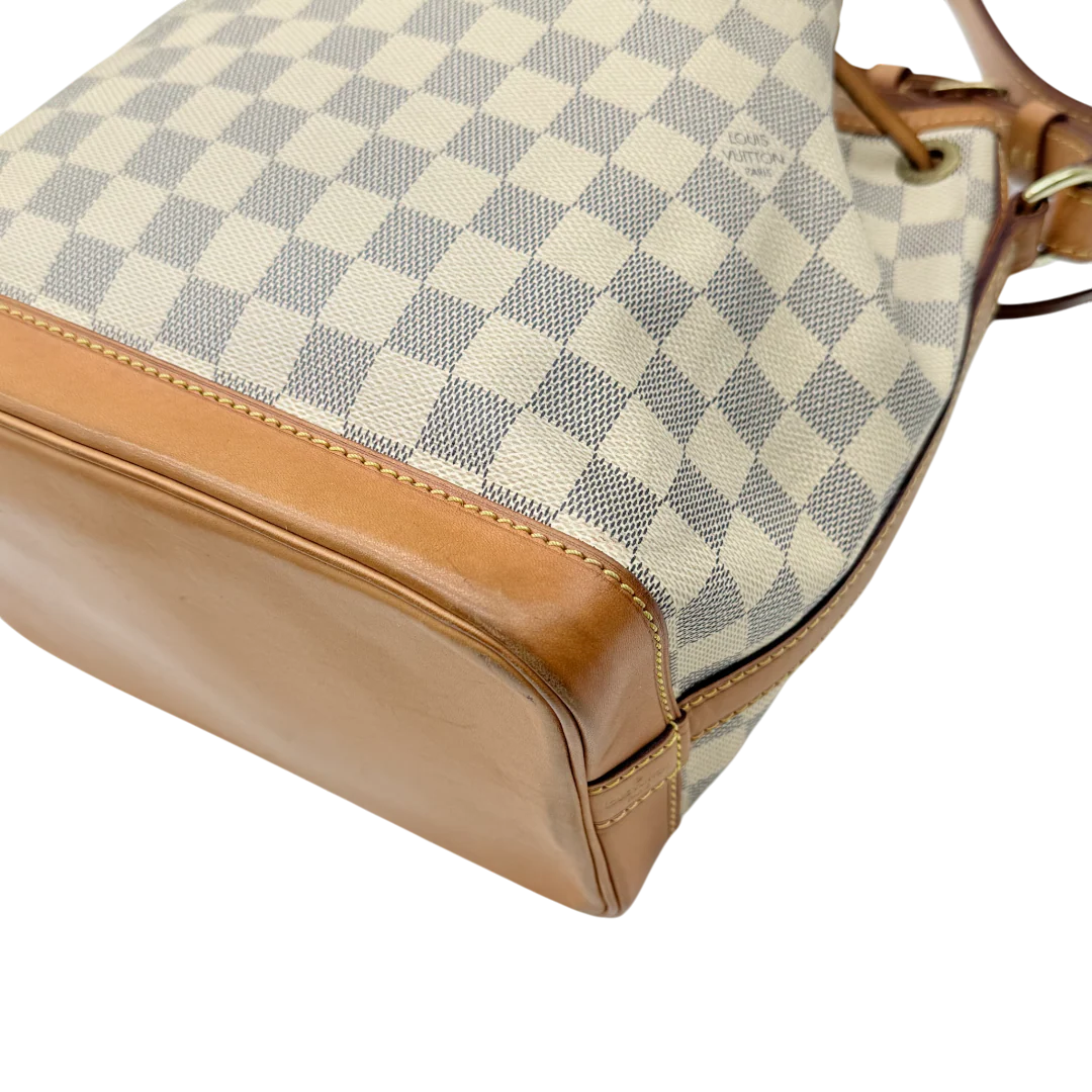https://cdn.shopify.com/s/files/1/0564/9376/8855/files/Louis_Vuitton_Schultertasche_Sac_Noe_BB_Damier_Azur_weiss_vintage_LV_9710.webp?v=1769599410