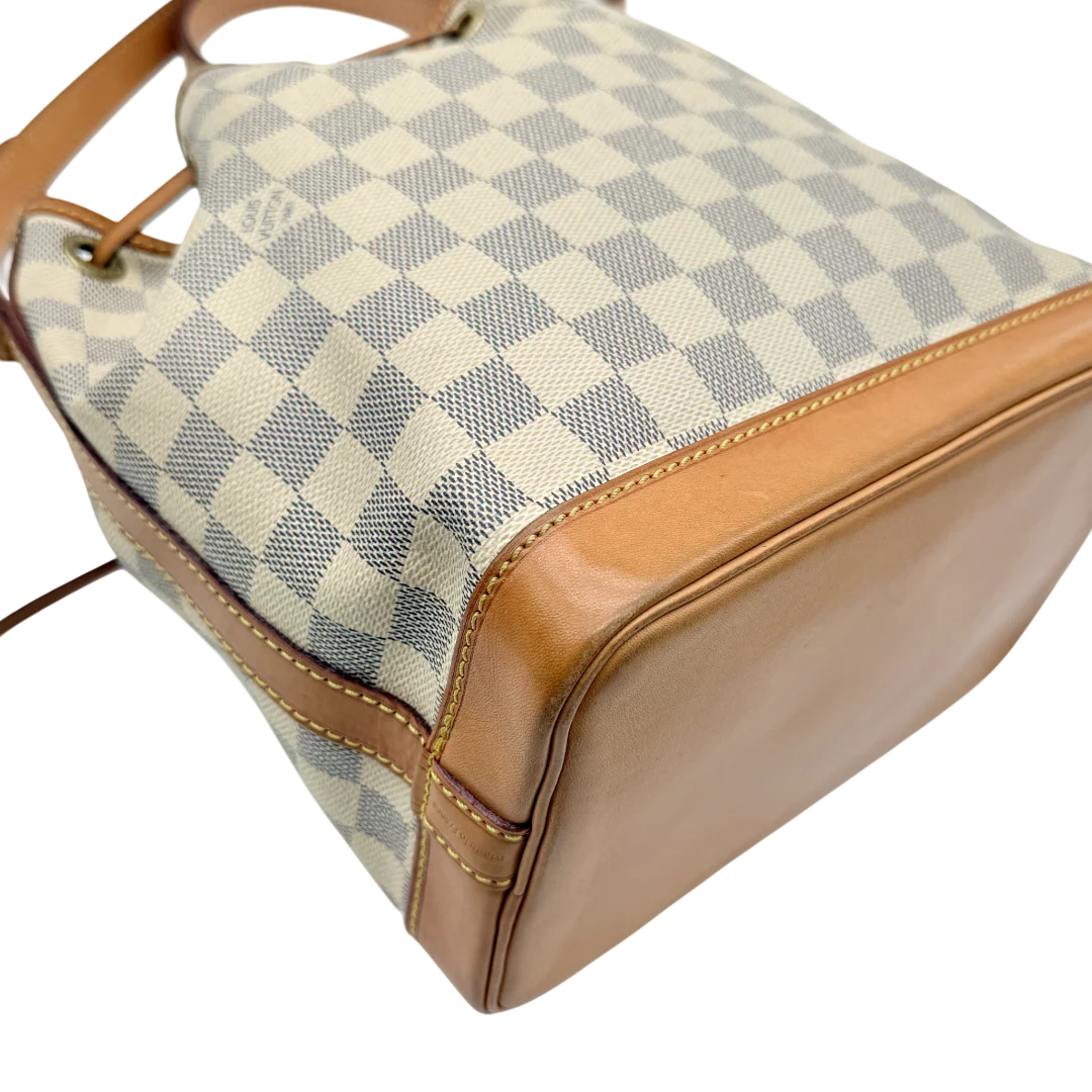 https://cdn.shopify.com/s/files/1/0564/9376/8855/files/Louis_Vuitton_Schultertasche_Sac_Noe_BB_Damier_Azur_weiss_vintage_LV_9711.webp?v=1769599409