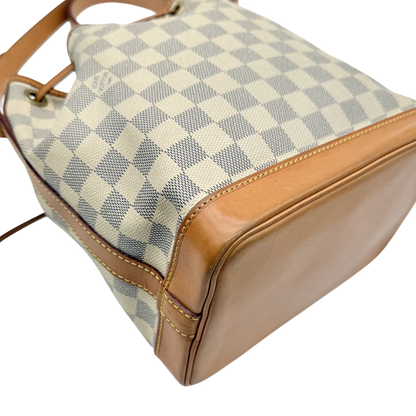 https://cdn.shopify.com/s/files/1/0564/9376/8855/files/Louis_Vuitton_Schultertasche_Sac_Noe_BB_Damier_Azur_weiss_vintage_LV_9711.webp?v=1769599409