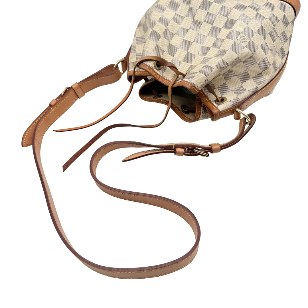 https://cdn.shopify.com/s/files/1/0564/9376/8855/files/Louis_Vuitton_Schultertasche_Sac_Noe_BB_Damier_Azur_weiss_vintage_LV_9713.webp?v=1769599409