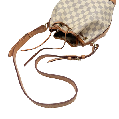 https://cdn.shopify.com/s/files/1/0564/9376/8855/files/Louis_Vuitton_Schultertasche_Sac_Noe_BB_Damier_Azur_weiss_vintage_LV_9713.webp?v=1769599409