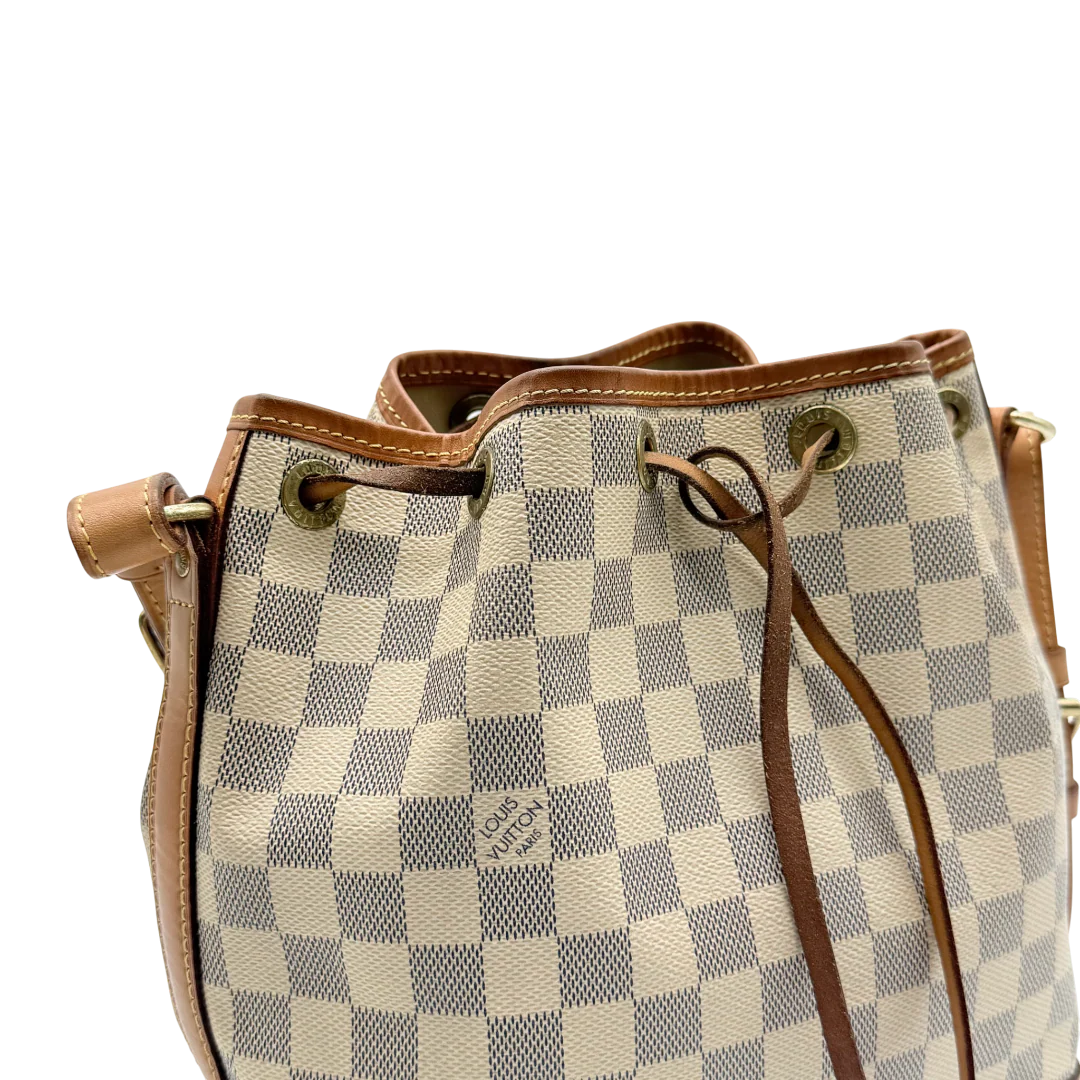 https://cdn.shopify.com/s/files/1/0564/9376/8855/files/Louis_Vuitton_Schultertasche_Sac_Noe_BB_Damier_Azur_weiss_vintage_LV_9714.webp?v=1769599410