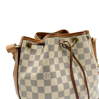 https://cdn.shopify.com/s/files/1/0564/9376/8855/files/Louis_Vuitton_Schultertasche_Sac_Noe_BB_Damier_Azur_weiss_vintage_LV_9714.webp?v=1769599410