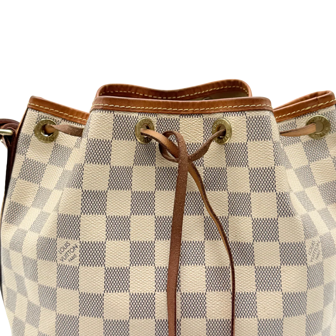 https://cdn.shopify.com/s/files/1/0564/9376/8855/files/Louis_Vuitton_Schultertasche_Sac_Noe_BB_Damier_Azur_weiss_vintage_LV_9715.webp?v=1769599410