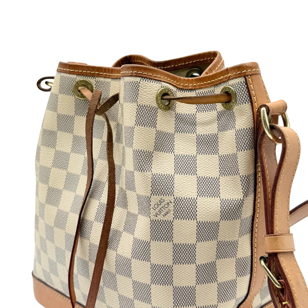 https://cdn.shopify.com/s/files/1/0564/9376/8855/files/Louis_Vuitton_Schultertasche_Sac_Noe_BB_Damier_Azur_weiss_vintage_LV_9716.webp?v=1769599410