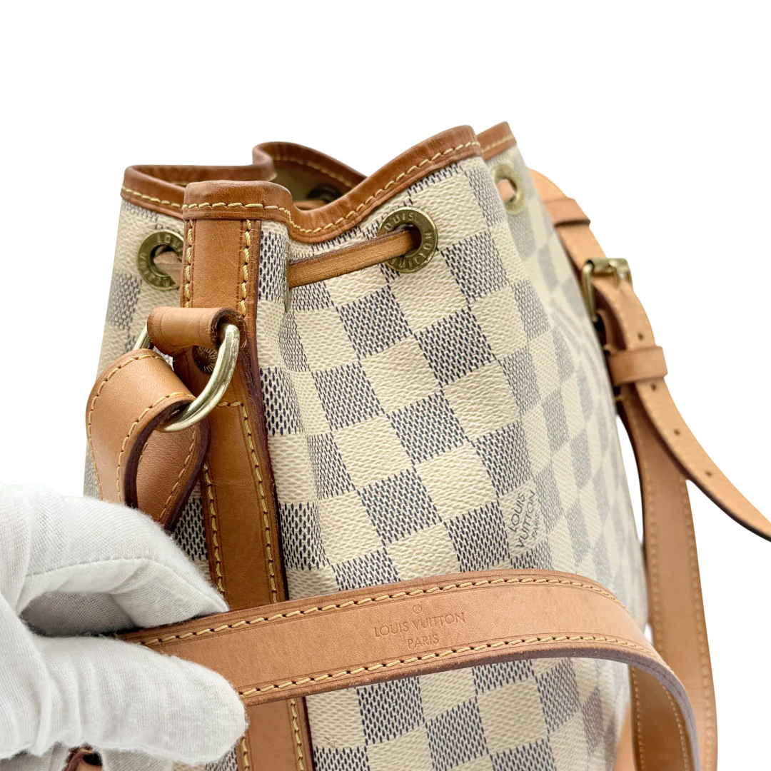 https://cdn.shopify.com/s/files/1/0564/9376/8855/files/Louis_Vuitton_Schultertasche_Sac_Noe_BB_Damier_Azur_weiss_vintage_LV_9717.webp?v=1769599410
