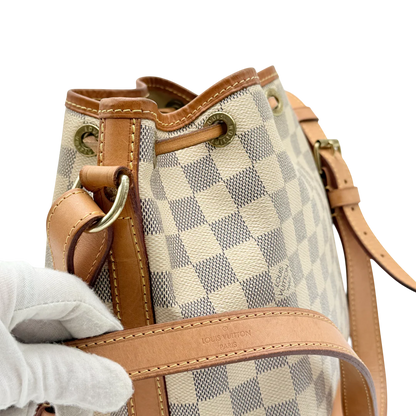 https://cdn.shopify.com/s/files/1/0564/9376/8855/files/Louis_Vuitton_Schultertasche_Sac_Noe_BB_Damier_Azur_weiss_vintage_LV_9717.webp?v=1769599410