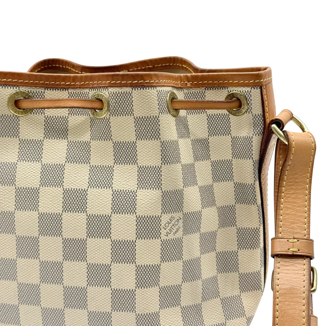 https://cdn.shopify.com/s/files/1/0564/9376/8855/files/Louis_Vuitton_Schultertasche_Sac_Noe_BB_Damier_Azur_weiss_vintage_LV_9718.webp?v=1769599409