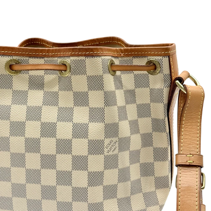 https://cdn.shopify.com/s/files/1/0564/9376/8855/files/Louis_Vuitton_Schultertasche_Sac_Noe_BB_Damier_Azur_weiss_vintage_LV_9718.webp?v=1769599409