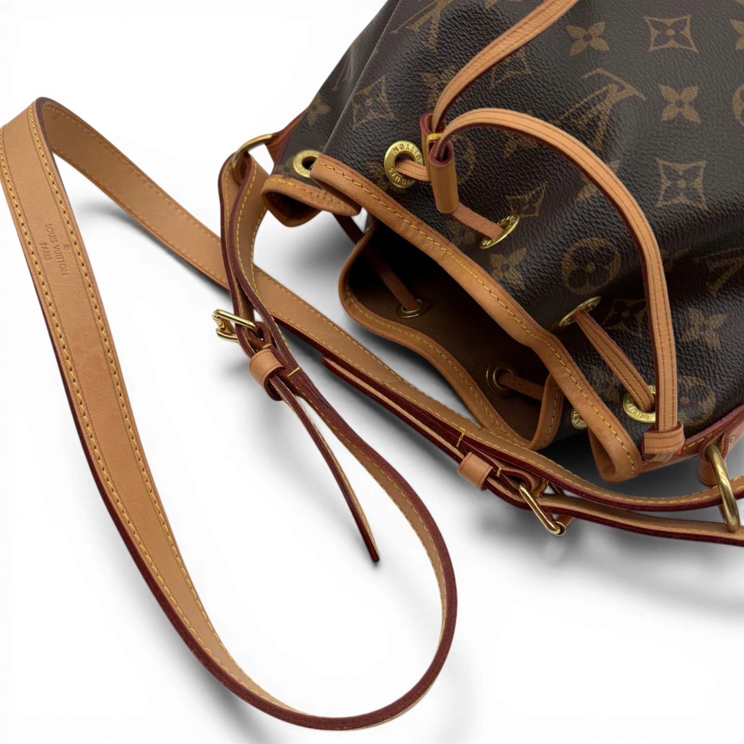 https://cdn.shopify.com/s/files/1/0564/9376/8855/files/Louis_Vuitton_Schultertasche_Sac_Noe_BB_monogram_braun_vintage_LV3571.webp?v=1774402757