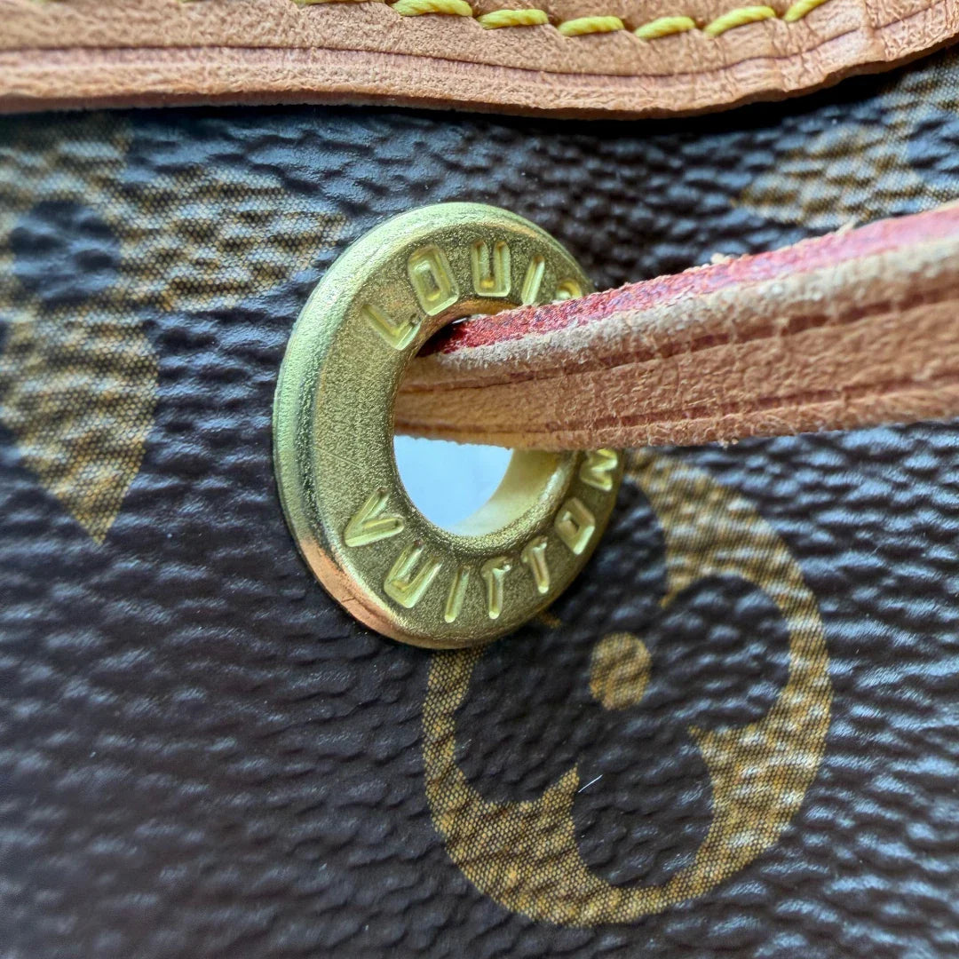 https://cdn.shopify.com/s/files/1/0564/9376/8855/files/Louis_Vuitton_Schultertasche_Sac_Noe_BB_monogram_braun_vintage_LV3574.webp?v=1774402758