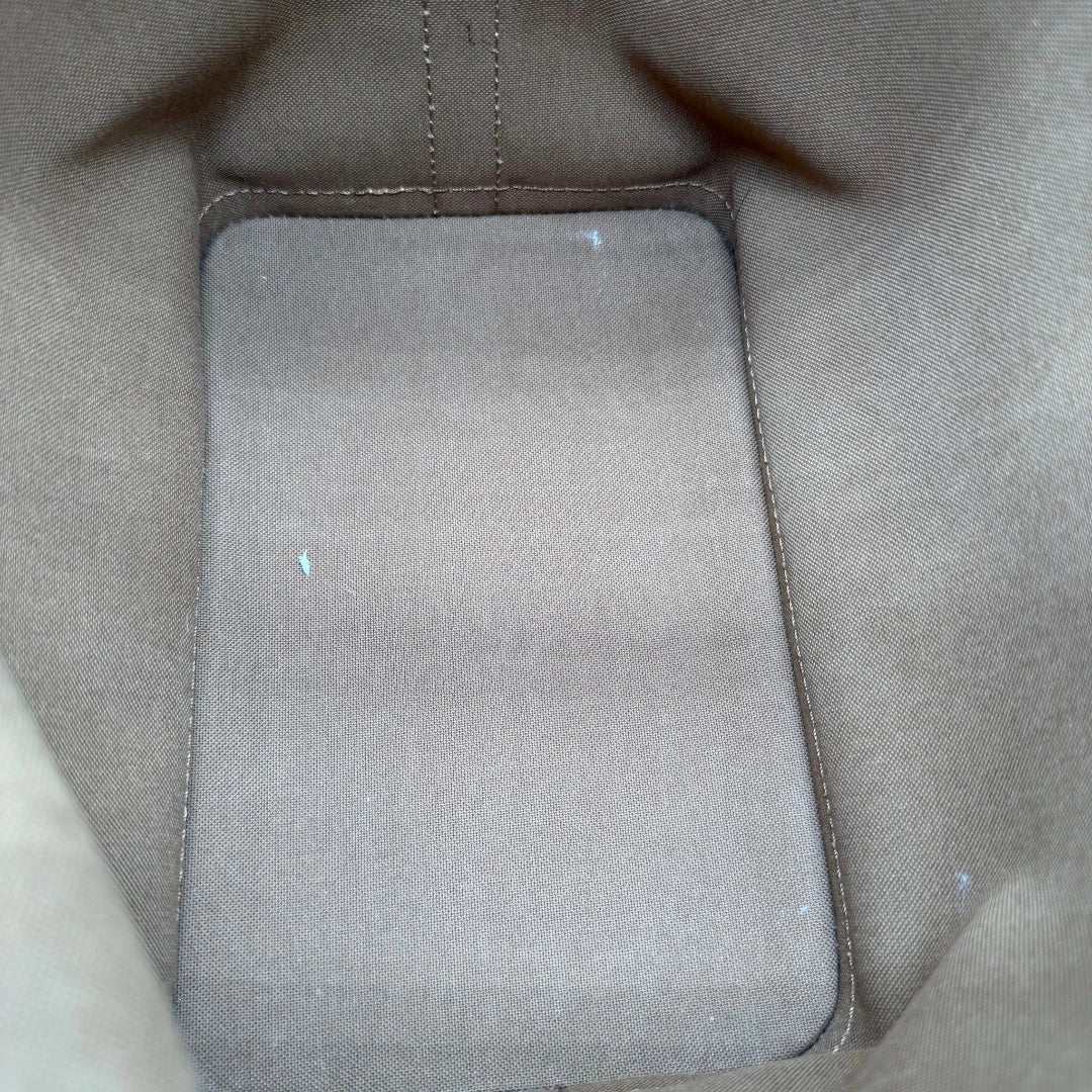 https://cdn.shopify.com/s/files/1/0564/9376/8855/files/Louis_Vuitton_Schultertasche_Sac_Noe_BB_monogram_braun_vintage_LV3577.webp?v=1774402758