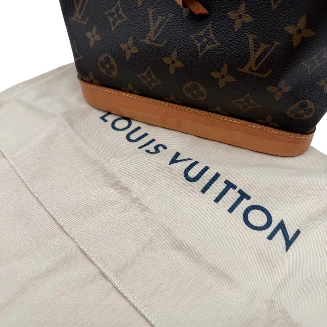 https://cdn.shopify.com/s/files/1/0564/9376/8855/files/Louis_Vuitton_Schultertasche_Sac_Noe_BB_monogram_braun_vintage_LV3580.webp?v=1774402757