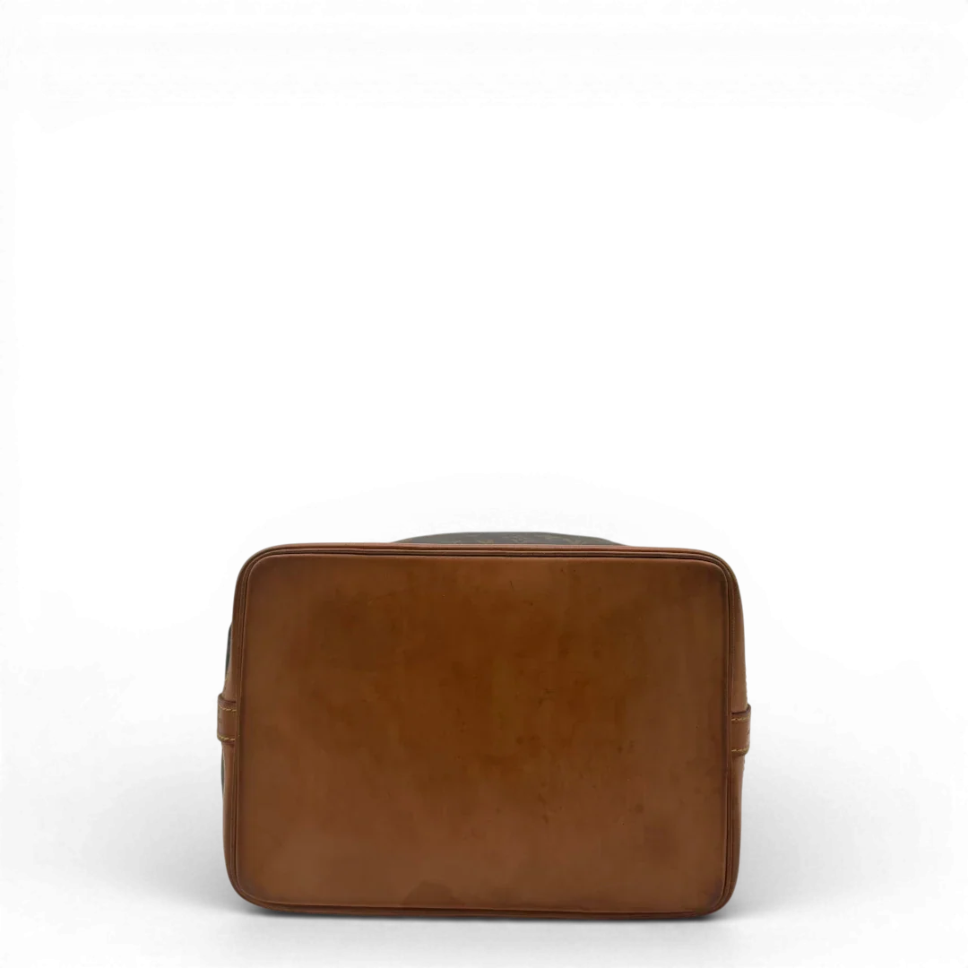 https://cdn.shopify.com/s/files/1/0564/9376/8855/files/Louis_Vuitton_Schultertasche_Sac_Noe_Grande_monogram_braun_vintage_LV6023.webp?v=1778082482
