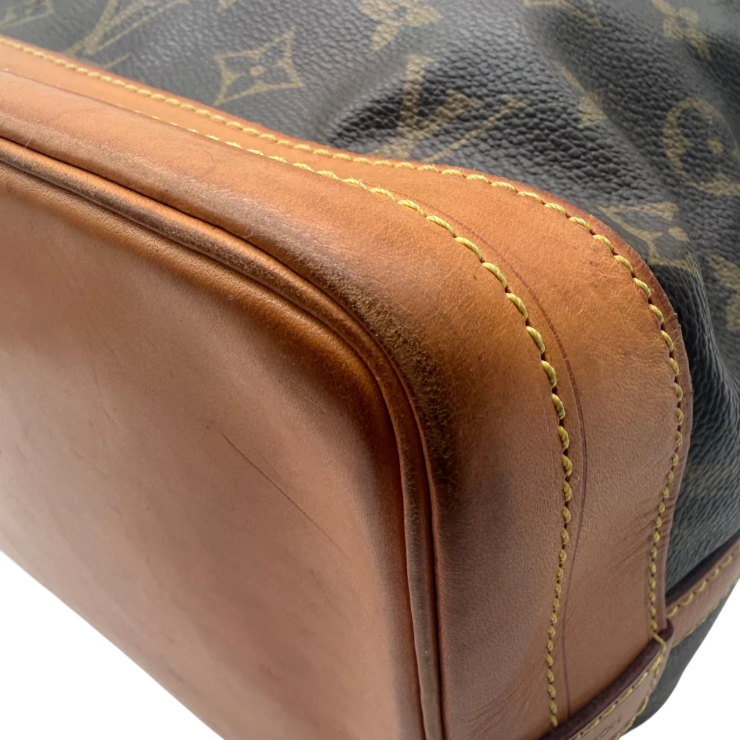 https://cdn.shopify.com/s/files/1/0564/9376/8855/files/Louis_Vuitton_Schultertasche_Sac_Noe_Grande_monogram_braun_vintage_LV6026.webp?v=1778082483