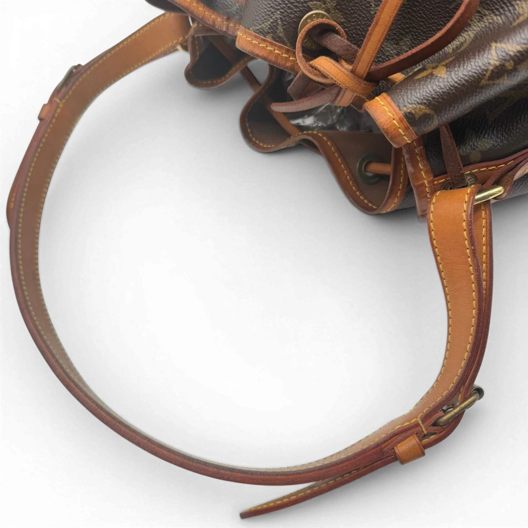 https://cdn.shopify.com/s/files/1/0564/9376/8855/files/Louis_Vuitton_Schultertasche_Sac_Noe_Grande_monogram_braun_vintage_LV6028.webp?v=1778082483