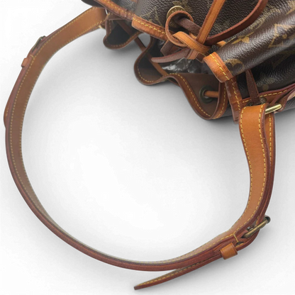 https://cdn.shopify.com/s/files/1/0564/9376/8855/files/Louis_Vuitton_Schultertasche_Sac_Noe_Grande_monogram_braun_vintage_LV6028.webp?v=1778082483