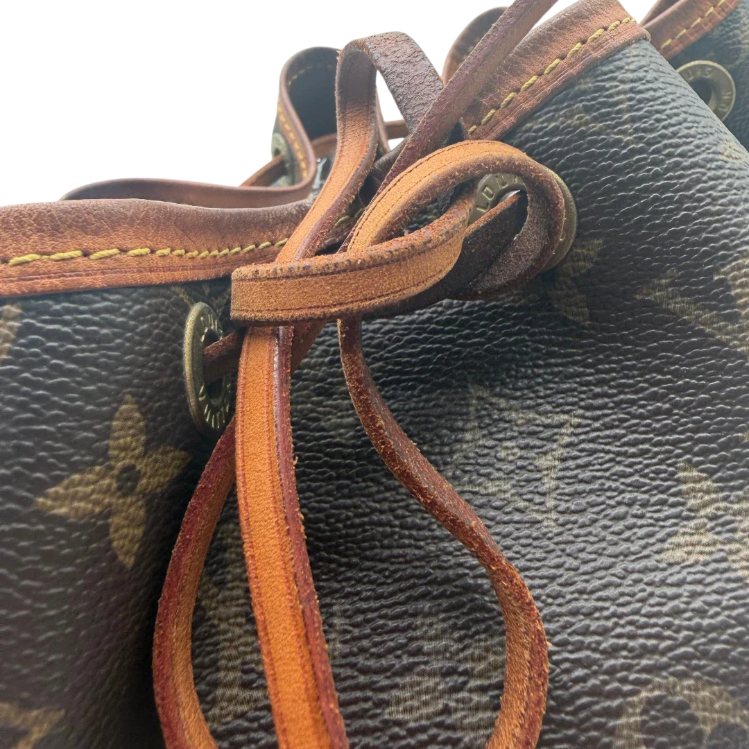 https://cdn.shopify.com/s/files/1/0564/9376/8855/files/Louis_Vuitton_Schultertasche_Sac_Noe_Grande_monogram_braun_vintage_LV6029.webp?v=1778082483