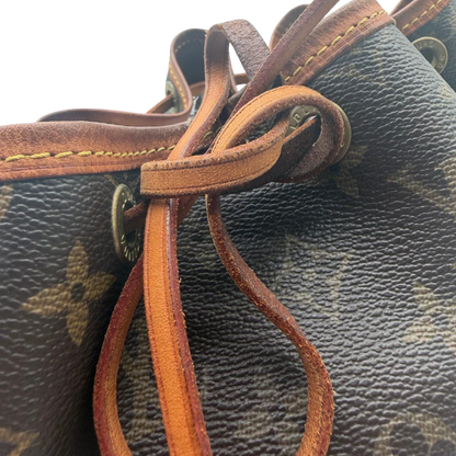 https://cdn.shopify.com/s/files/1/0564/9376/8855/files/Louis_Vuitton_Schultertasche_Sac_Noe_Grande_monogram_braun_vintage_LV6029.webp?v=1778082483