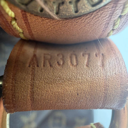 https://cdn.shopify.com/s/files/1/0564/9376/8855/files/Louis_Vuitton_Schultertasche_Sac_Noe_Grande_monogram_braun_vintage_LV6033.webp?v=1778082483
