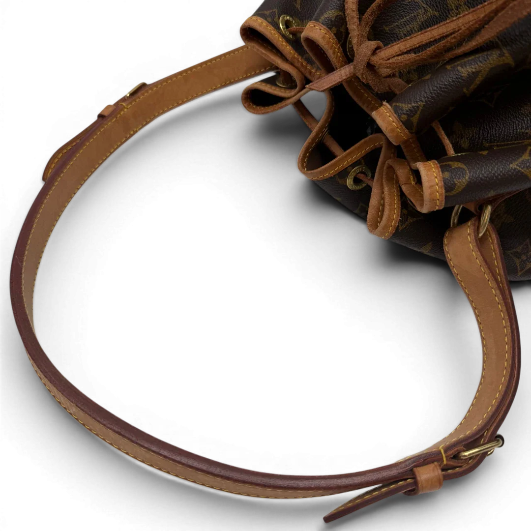https://cdn.shopify.com/s/files/1/0564/9376/8855/files/Louis_Vuitton_Schultertasche_Sac_Noe_Grande_monogram_braun_vintage_LV7661.webp?v=1780488070
