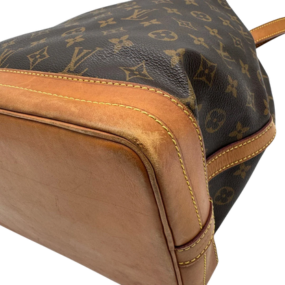 https://cdn.shopify.com/s/files/1/0564/9376/8855/files/Louis_Vuitton_Schultertasche_Sac_Noe_grande_monogram_braun_vintage_LV2181.webp?v=1779963003