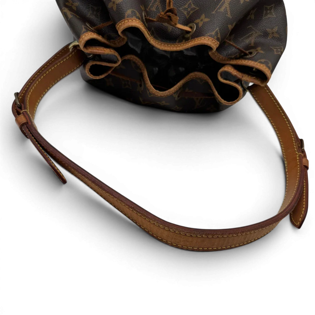 https://cdn.shopify.com/s/files/1/0564/9376/8855/files/Louis_Vuitton_Schultertasche_Sac_Noe_grande_monogram_braun_vintage_LV2182.webp?v=1779963003