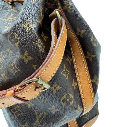 https://cdn.shopify.com/s/files/1/0564/9376/8855/files/Louis_Vuitton_Schultertasche_Sac_Noe_grande_monogram_braun_vintage_LV2187.webp?v=1779963004